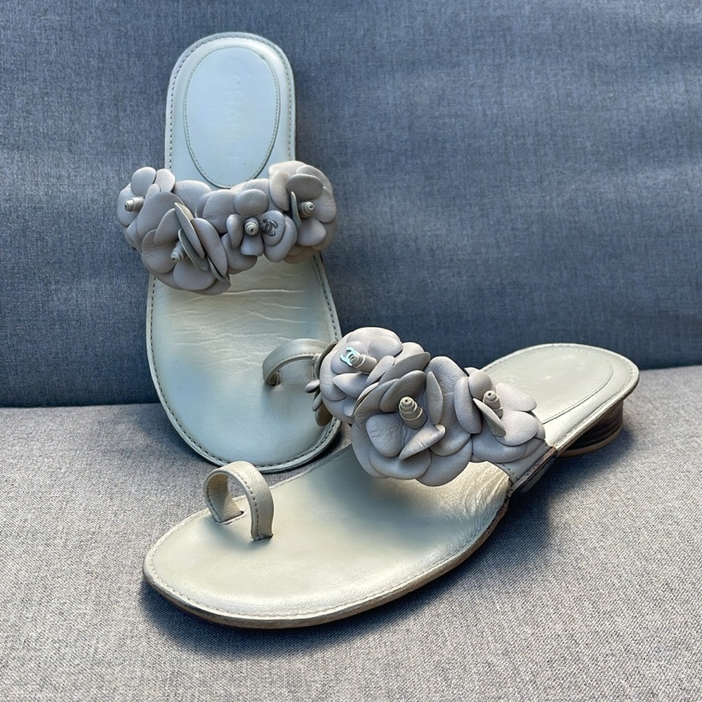 CHANEL Leather Camellia Sandals with Silver CC accents - Picture 12 of 12